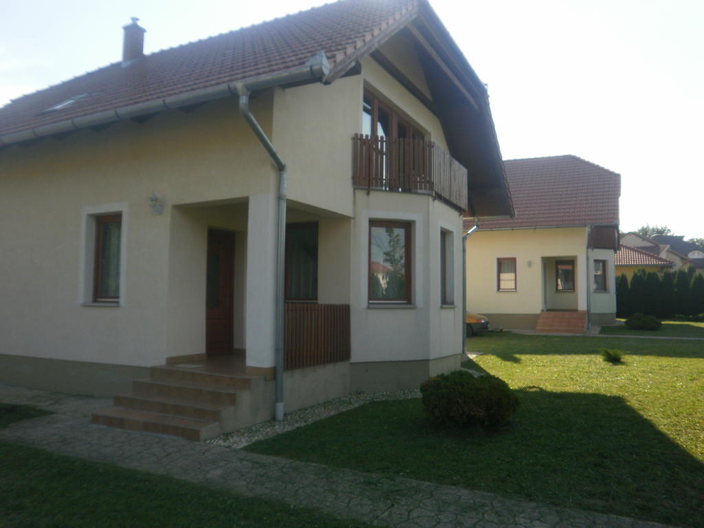 Zalakarosi Egerfa Nyaralohaz Foeldszinti Es Emeleti Apartman Экстерьер фото