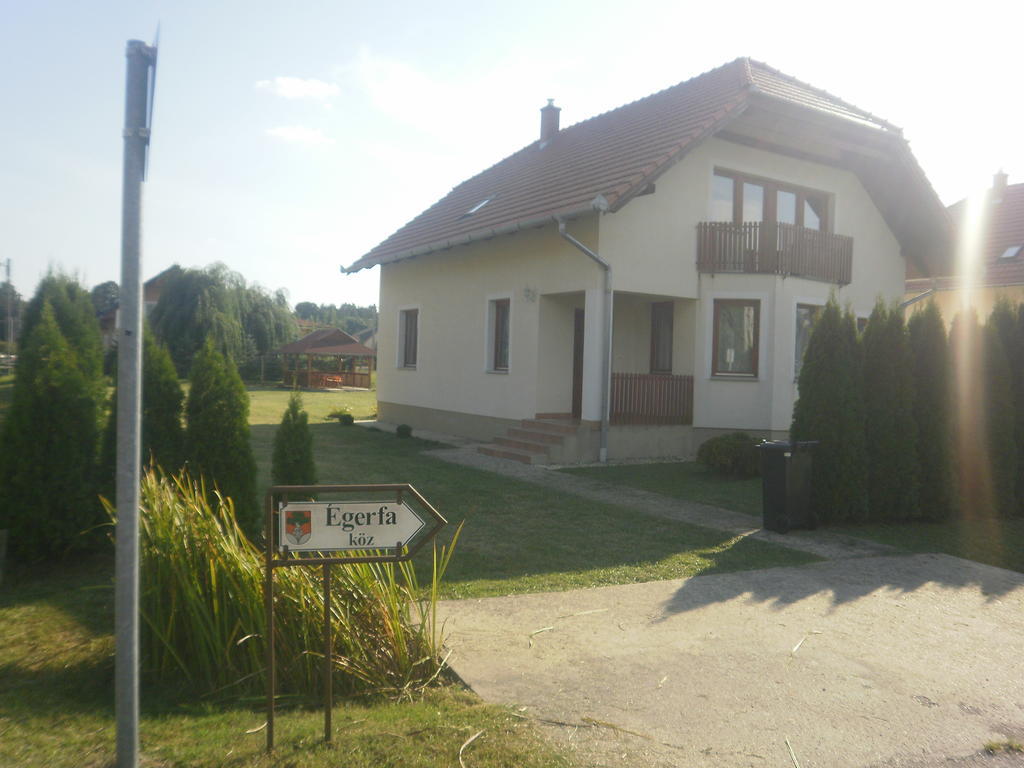 Zalakarosi Egerfa Nyaralohaz Foeldszinti Es Emeleti Apartman Экстерьер фото