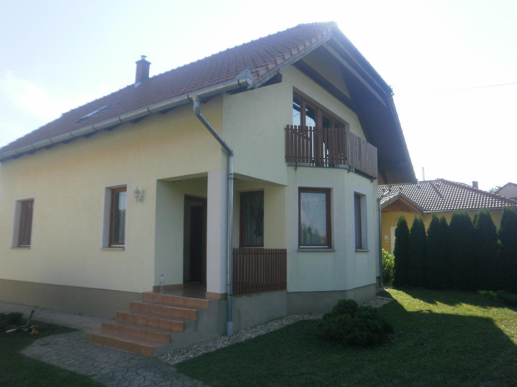 Zalakarosi Egerfa Nyaralohaz Foeldszinti Es Emeleti Apartman Экстерьер фото
