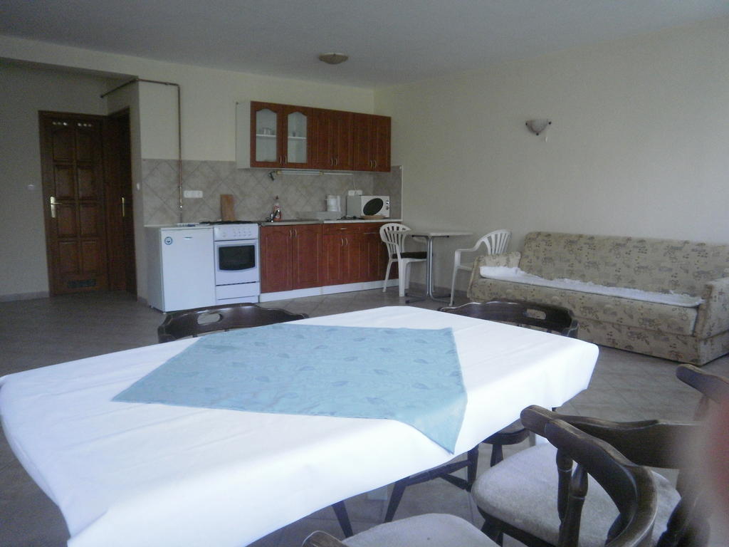 Zalakarosi Egerfa Nyaralohaz Foeldszinti Es Emeleti Apartman Номер фото