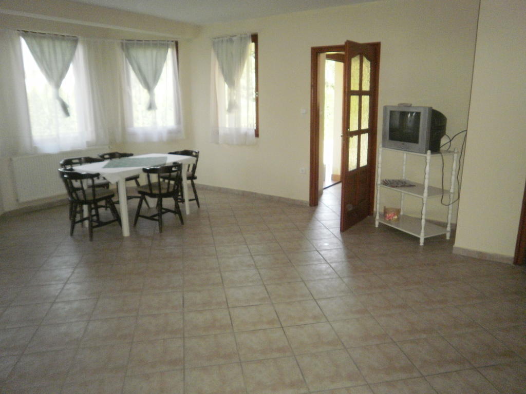 Zalakarosi Egerfa Nyaralohaz Foeldszinti Es Emeleti Apartman Номер фото