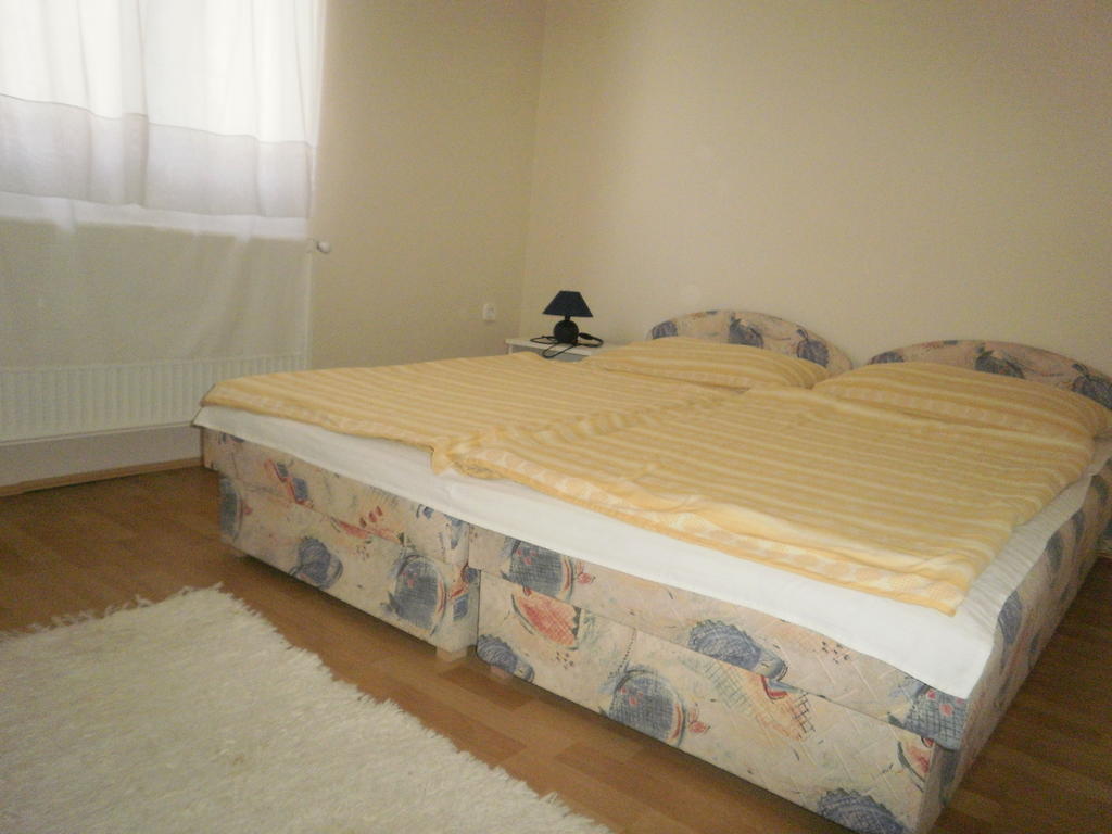 Zalakarosi Egerfa Nyaralohaz Foeldszinti Es Emeleti Apartman Номер фото